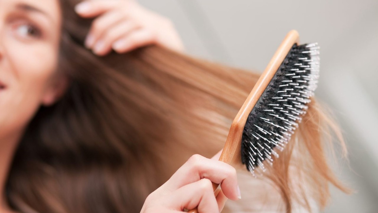 It is important to comb the hair even before sleeping at night, know 8 such hair growth tips 